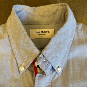 MEN’S BLUE THOM BROWNE GROSGRAIN PLACKET OXFORD SHIRT (SZ 3)